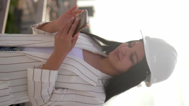 Nşaat Alanındaki Miğferli Kadın Mimar Cep Telefonu Tutuyor Müteahhidin Mimarı — Stok video