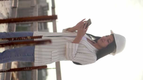 Nşaat Alanındaki Miğferli Kadın Mimar Cep Telefonu Tutuyor Müteahhidin Mimarı — Stok video