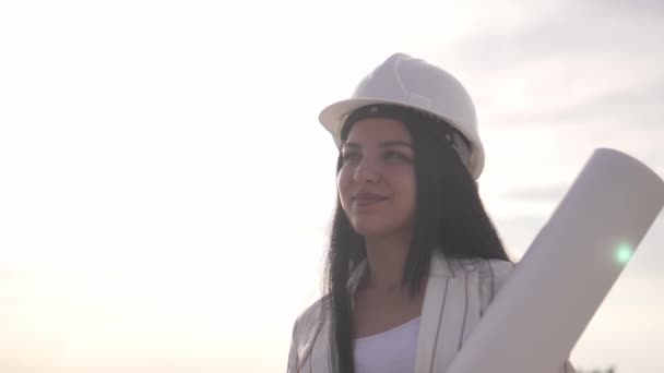 Gyönyörű Fiatal Női Tervező Építész Aki Napnyugtakor Kezében Tartja Papíron — Stock videók