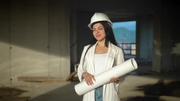 Vrouwelijk Civiel Ingenieur Een Architect Met Tekening Papier Jonge Vrouw — Stockvideo