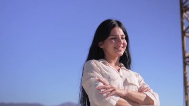 Mimar, inşaatçı, mühendis, kameraya bakan kız. İnşaat alanındaki inşaat alanında miğferli güzel bir kadının portresi. Gayrimenkul yatırımcıları. Gülümse..