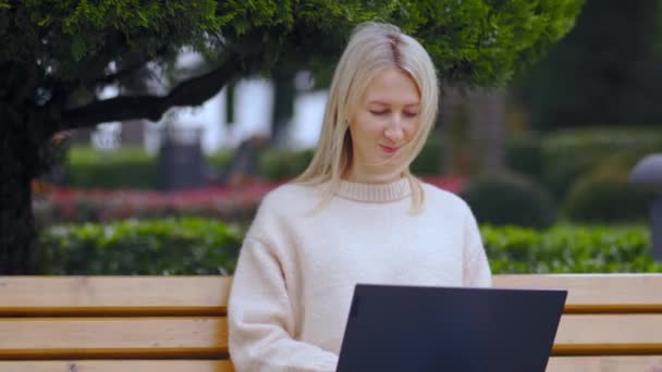 Affärskvinna Online Ung Kvinna Sitter Bänk Staden Genom Laptop Skriva — Stockvideo
