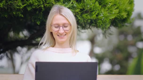 Nternetteki Kadını Yakın Plan Gözlükleriyle Gülümseyen Kadın Portresi Şehirde Dizüstü — Stok video