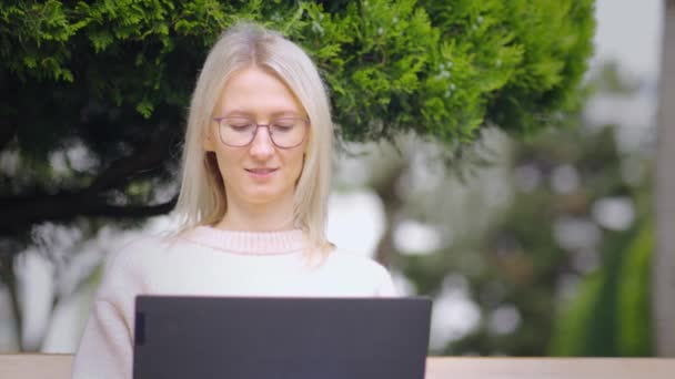Nternetteki Kadını Yakın Plan Gözlükleriyle Gülümseyen Kadın Portresi Şehirde Dizüstü — Stok video