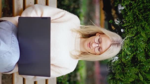 Женщина Работает Ноутбуке Парке Сидит Скамейке Солнечный День Открытом Воздухе — стоковое видео
