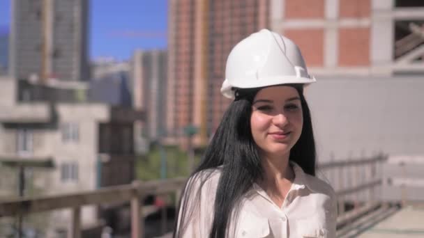 Vrouwelijke Architect Van Middelbare Leeftijd Die Een Helm Draagt Bouwplaats — Stockvideo