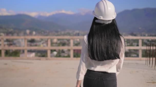 Fiatal Gyönyörű Kaukázusi Építész Vagy Menedzser Hívogat Kamera Kezével Felkérve — Stock videók