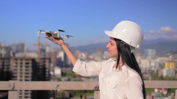 Τοπογράφος Μηχανικός Ξεκίνησε Drone Για Επιθεωρήσει Δομή Από Την Οπτική — Αρχείο Βίντεο