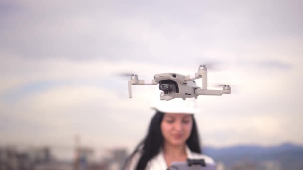 Ingeniero Topógrafos Lanzó Dron Para Inspeccionar Estructura Desde Vista Pájaro — Vídeos de Stock