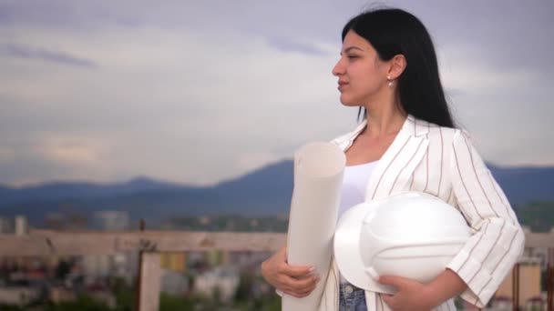 Молодий Архітектор Інженер Дизайнер Працівник Біла Жінка Тримає Шолом Тлі — стокове відео