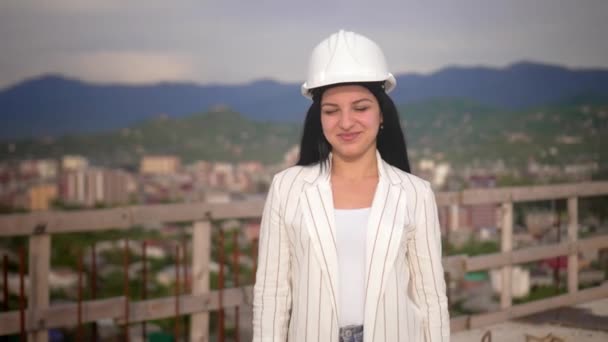 Jeune Jolie Fille Casque Construction Montre Son Pouce Signe Classe — Video