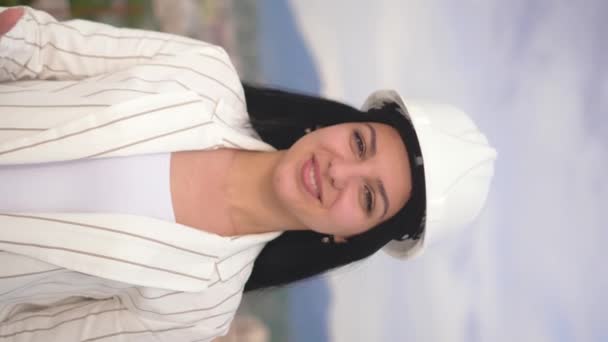 Jong Mooi Meisje Bouw Helm Toont Haar Duim Teken Van — Stockvideo