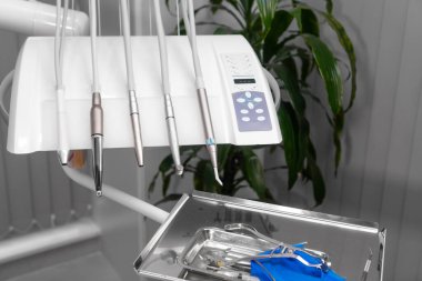 Diş sağlığı kliniğinde diş tedavisi için bir takım aletler. Profesyonel diş aletleri koleksiyonu dişçinin ofisindeki beyaz masada. Tıbbi aletler. Diş sağlığı ve diş sağlığı konsepti.