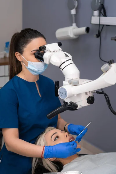 Dentista Femenina Usando Microscopio Dental Tratando Dientes Paciente Consultorio Dental —  Fotos de Stock