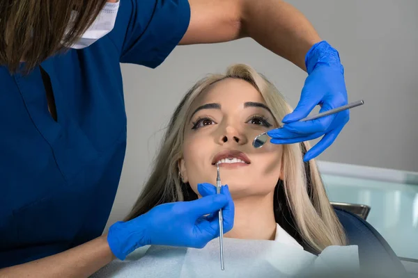 Vacker Ung Kvinna Kom Till Tandläkaren Tandläkare Undersöker Tänderna Ung — Stockfoto