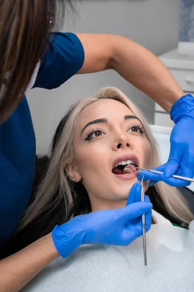 Kvinnlig Tandläkare Undersöker Patientens Tänder Tandvårdskliniken Läkaren Sonderar Tänder Med — Stockfoto