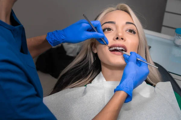 Dentista Femenina Examina Los Dientes Paciente Clínica Dental Médico Sondea —  Fotos de Stock