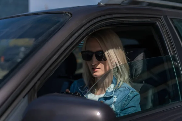 Mulher Óculos Sol Com Uma Câmera Senta Carro Tira Fotos — Fotografia de Stock