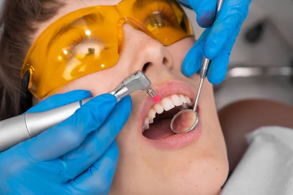 Dentista Femenina Quita Sarro Los Dientes Visita Lleva Cabo Una —  Fotos de Stock