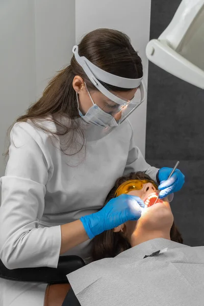 Dentista Comprueba Hay Violaciones Mordida Natural Después Del Tratamiento Con —  Fotos de Stock