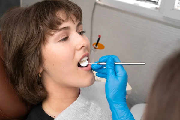 Zbliżenie Rąk Dentysty Jest Wykonywane Poprzez Badanie Jamy Ustnej Młodej — Zdjęcie stockowe