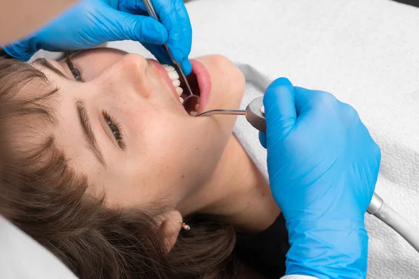 Närbild Tandläkarens Händer När Man Undersöker Munhålan Hos Ung Kvinna — Stockfoto