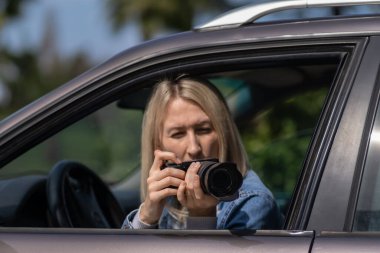 Kameralı bir kadın arabada oturur ve profesyonel bir kamerayla, bir özel dedektifle ya da bir paparazzi casusuyla fotoğraf çeker. Gazeteci sansasyon arıyor ve ünlüleri takip ediyor.
