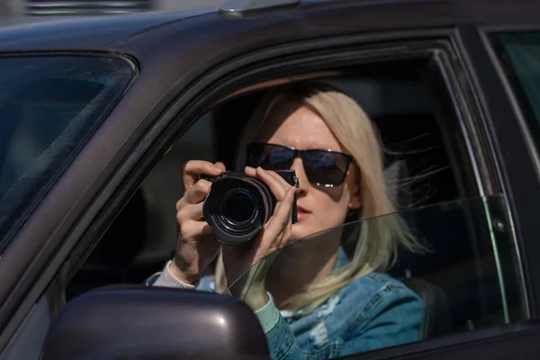 Woman Sunglasses Camera Sits Car Takes Pictures Professional Camera Private — Stock Photo, Image