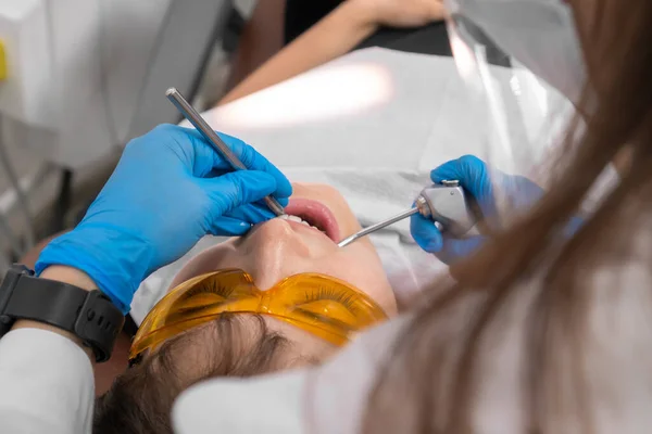 Primer Plano Las Manos Del Dentista Examinar Cavidad Oral Una —  Fotos de Stock
