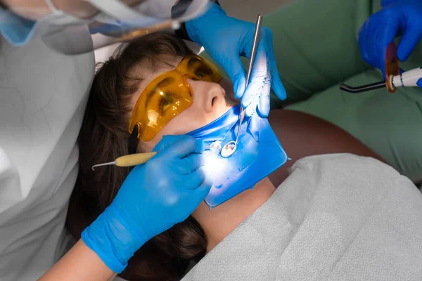 Aplicación Relleno Compuesto Base Resina Diente Mujer Joven Clínica Dental —  Fotos de Stock