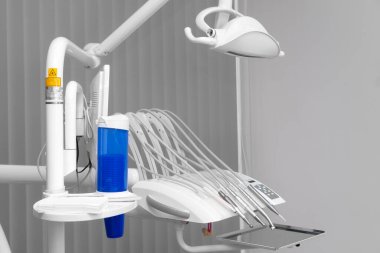 Diş sağlığı kliniğinde diş tedavisi için bir takım aletler. Profesyonel diş aletleri koleksiyonu dişçinin ofisindeki beyaz masada. Tıbbi aletler. Diş sağlığı ve diş sağlığı konsepti.