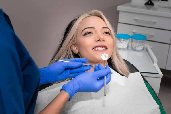 Zubař Vyšetřuje Zuby Mladé Pacientky Moderní Zubařské Ordinaci — Stock fotografie