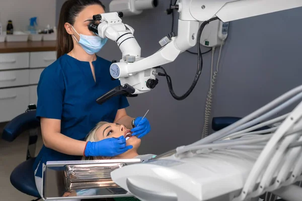Dentista Profesional Examina Paciente Con Microscopio Consultorio Dental Moderno Consultorio —  Fotos de Stock