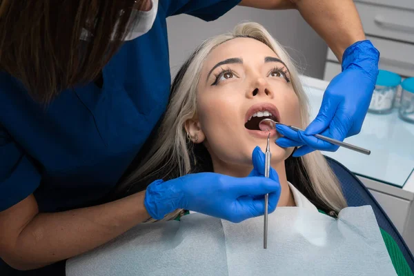 Kontrola Stomatologiczna Zbliżenie Młodej Kobiety Otwartymi Ustami Dentysta Pomocą Sprzętu — Zdjęcie stockowe