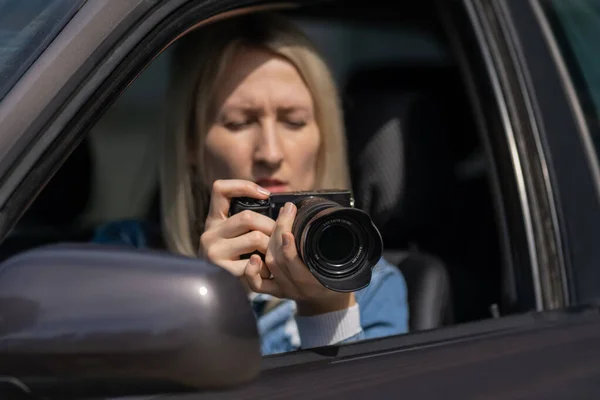 Woman Camera Sits Car Takes Pictures Professional Camera Private Detective — Stock Photo, Image