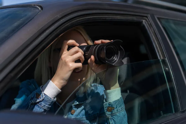 Güneş Gözlüklü Genç Sarışın Kadın Arabada Otururken Profesyonel Bir Kamerayla — Stok fotoğraf