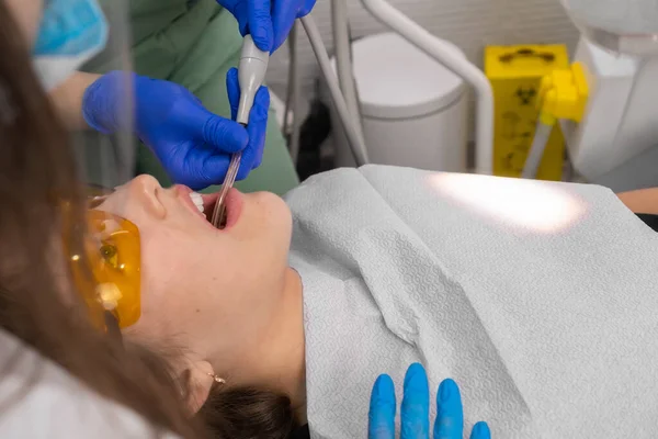 Una Paciente Primer Plano Tratamiento Dental Carioso Consultorio Dental Enfermera —  Fotos de Stock