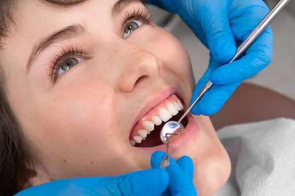 Alegre Dama Mostrando Sus Dientes Blancos Una Sonrisa Dentista Trae —  Fotos de Stock