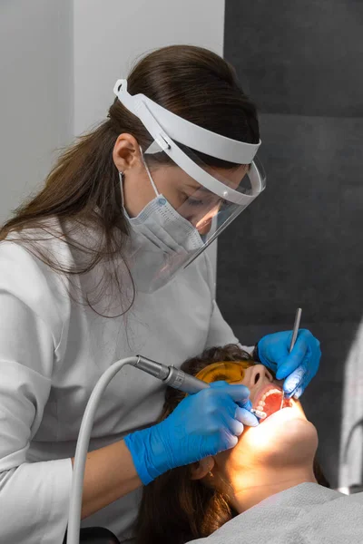 Dentista Asistente Femenina Quitando Cálculo Dental Los Dientes Visita Realiza —  Fotos de Stock