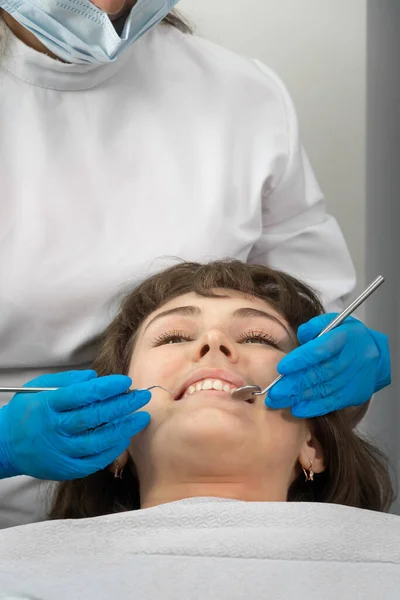 Higienista Dentário Trabalhando Com Instrumentos Dentários Verifica Dentes Paciente Procedimento — Fotografia de Stock