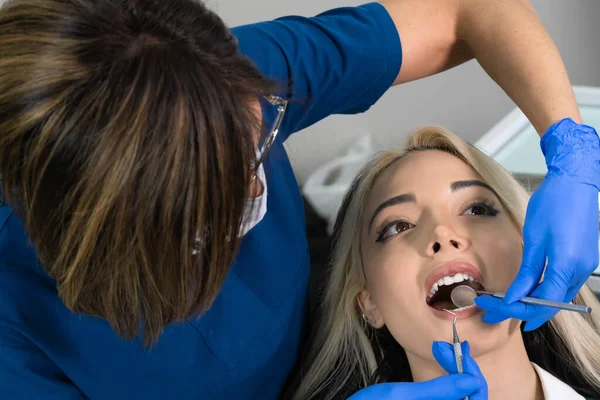 Vacker Ung Kvinna Kom Till Tandläkaren Tandläkare Undersöker Tänderna Ung — Stockfoto