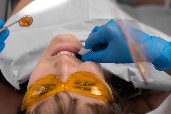 Dentysta Sprawdza Naruszenia Naturalnym Ugryzieniu Leczeniu Papierem Artykulacyjnym Regulacja Uszczelnienia — Zdjęcie stockowe