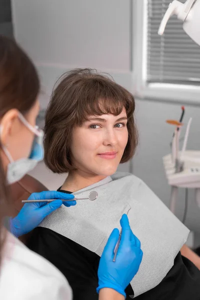 Chica Sonriente Silla Del Dentista Mira Médico Con Confianza Luego —  Fotos de Stock