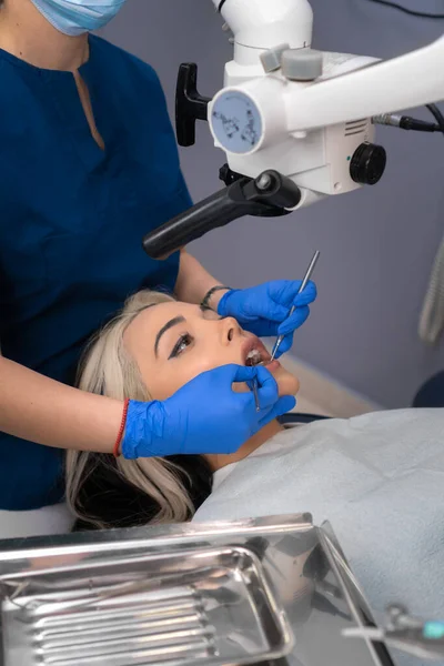 Profesionální Zubař Vyšetřuje Pacienta Mikroskopem Zubní Ordinaci Moderní Zubní Ordinace — Stock fotografie