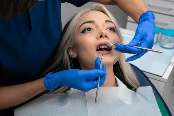 Kvinnlig Tandläkare Undersöker Patientens Tänder Tandvårdskliniken Läkare Sonder Tänder Med — Stockfoto