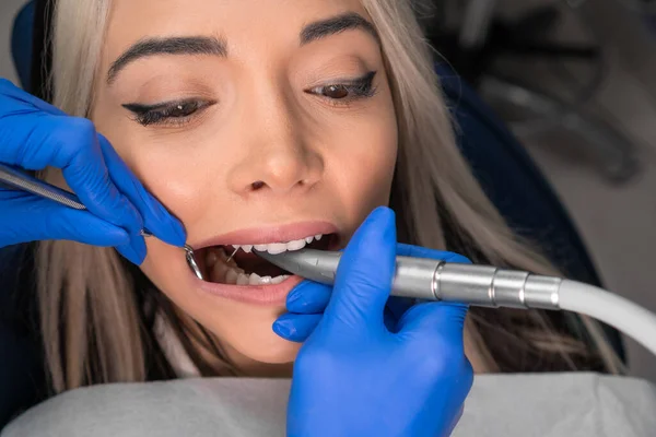 Dentysta Leczy Zęby Młodej Kobiety Portret Pięknej Młodej Kobiety Trakcie — Zdjęcie stockowe
