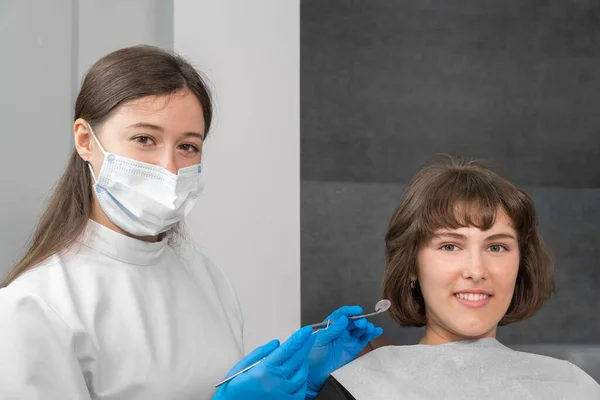 Joven Mujer Sonriente Está Sentada Una Silla Dental Dentista Está —  Fotos de Stock