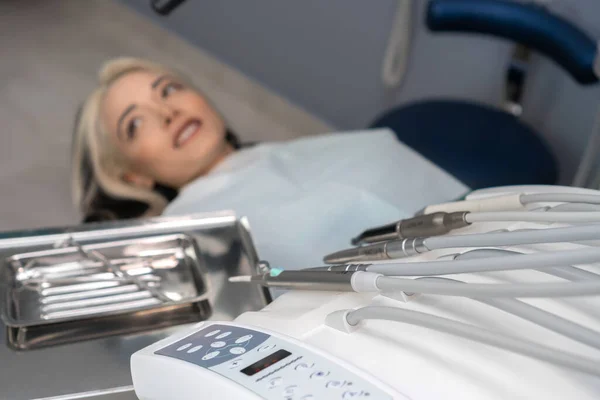 牙科器械的特写 一个坐在模糊背景下的病人 — 图库照片