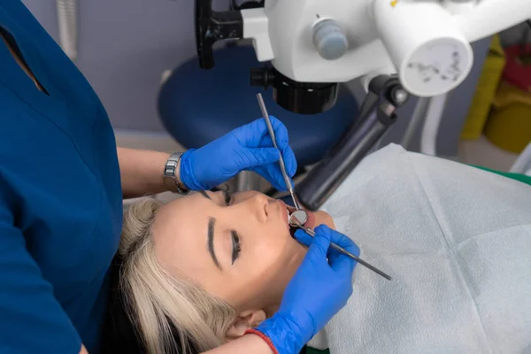 Professionell Tandläkare Undersöker Patient Med Mikroskop Tandläkarmottagning Modern Tandläkarmottagning Med — Stockfoto