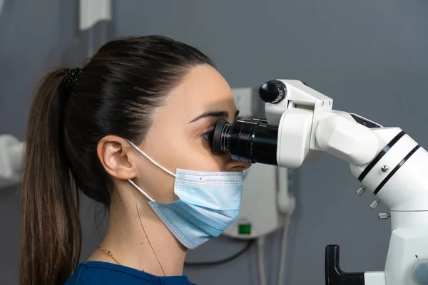 Retrato Una Joven Dentista Con Máscara Médica Que Examina Una —  Fotos de Stock